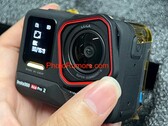 La fuite de l'Insta360 Ace Pro 2 a révélé le texte "dual AI chip" (double puce d'intelligence artificielle) sous l'écran frontal. (Source de l'image : PhotoRumors)