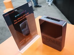 Le OneXGPU 3 est équipé d'un GPU Radeon 9070 XT. Sur la photo : une unité de démonstration de l'eGPU. (Source de l'image : OneXPlayer)