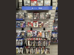 Un rayon de GameStop rempli de jeux PS3 sur support physique