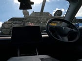 Le char Sherman escaladant une Tesla Model 3. (Source de l'image : LBD/YT)