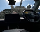 Le char Sherman escaladant une Tesla Model 3. (Source de l'image : LBD/YT)