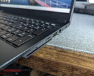 La carte Micro SD est à peine insérée dans le lecteur du Schenker Connect 15