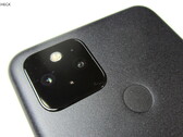 Apparemment, les espaces entre l'écran et le châssis du Pixel 5 font partie intégrante de la conception du smartphone. (Source de l'image : Notebookcheck)