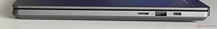 À droite : lecteur de carte microSD, USB-A 3.2 Gen 2 (10 Gbit/s), USB-C 3.2 Gen 2 (10 GBit/s, DisplayPort 1.4, G-Sync)