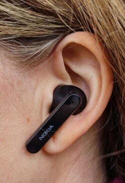 Les Clarity Earbuds+ ont une bonne protection, de grands haut-parleurs, mais peu de punch