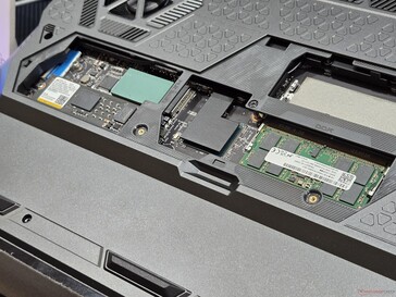 Accès direct aux slots RAM et SSD