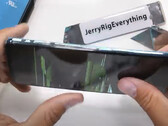 Le YouTuber a plié et cassé le cadre du OnePlus Nord à mains nues (Source de l'image : JerryRigEverything)