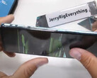 Le YouTuber a plié et cassé le cadre du OnePlus Nord à mains nues (Source de l'image : JerryRigEverything)