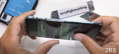 Le YouTuber a plié et cassé le cadre du OnePlus Nord à mains nues (Source de l&#039;image : JerryRigEverything)