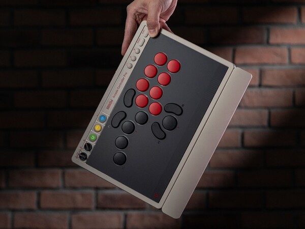 La manette 8BitDo Arcade Controller Pro est équipée d'un repose-poignet magnétique.