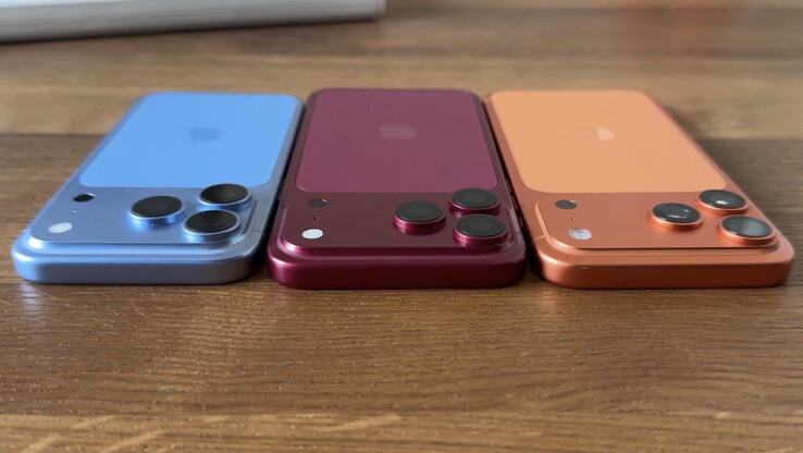 Lors d'une comparaison directe entre une maquette de l'iPhone 18 Pro Max et l'iPhone 17 Pro Max, on remarque que le module de l'appareil photo est plus épais.