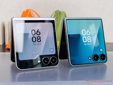 Galaxy Z Flip 7 FE (G) et Flip 7 (D) côte à côte ((image source : Notebookcheck)