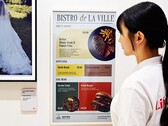 Le dernier écran E-Ink de LG peut être rechargé magnétiquement à l'aide d'une banque d'alimentation Qi2.