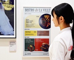 Le dernier écran E-Ink de LG peut être rechargé magnétiquement à l'aide d'une banque d'alimentation Qi2.