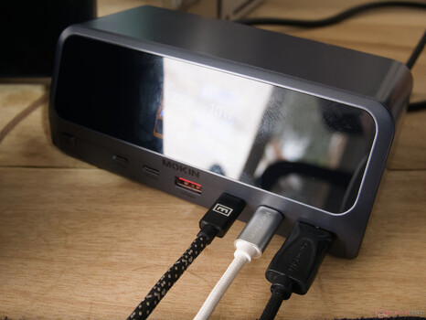 L'écran de la station d'accueil USB-C MOKiN attire les traces de doigts et les reflets
