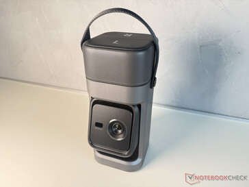 L'unité de projection réglable en bas, les deux haut-parleurs stéréo amovibles en haut