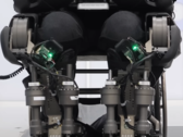 Le WalkOn F1 est un exosquelette de nouvelle génération qui permet aux utilisateurs de l'enfiler et de marcher sans aide, ce qui accroît l'autonomie des personnes paraplégiques (Image Source : Exoskeleton lab @KAIST - Edited)