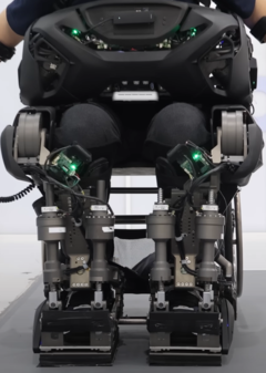 Le WalkOn F1 est un exosquelette de nouvelle génération qui permet aux utilisateurs de l'enfiler et de marcher sans aide, ce qui accroît l'autonomie des personnes paraplégiques (Image Source : Exoskeleton lab @KAIST - Edited)