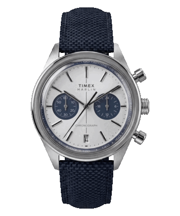 Chronographe Timex Marlin Jet TW2Y89900 doté d’un cadran concave blanc argenté, de sous-cadrans de chronographe bleu marine, d’un guichet de date à 6 heures et d’un bracelet en tissu bleu marine.