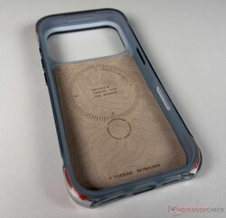 L'intérieur de l'étui est doublé de microfibre.