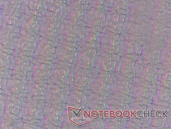 Le revêtement épais de l'écran tactile rend les sous-pixels plus flous et plus granuleux que sur la plupart des autres tablettes et ordinateurs portables