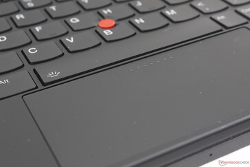 Le petit pavé tactile est étroit et trop spongieux. Le clavier n'a pas de capacité de chargement sans fil