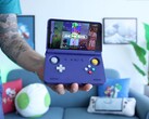 Russ de Retro Game Corps tenant la console de jeu portable Retroid Pocket Flip 2 en violet, avec l'écran affichant l'interface d'un émulateur Sega Genesis. (Source de l'image : Retro Game Corps sur YouTube)