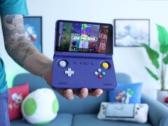 Russ de Retro Game Corps tenant la console de jeu portable Retroid Pocket Flip 2 en violet, avec l'écran affichant l'interface d'un émulateur Sega Genesis. (Source de l'image : Retro Game Corps sur YouTube)