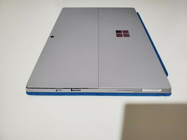 Échantillon d'ingénierie de Surface Pro 8. (Source de l'image : eBay)