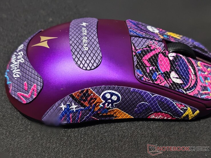 Entièrement recouvert d'autocollants