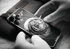 Caviar combine un iPhone Apple avec une Omega Seamaster. (Source de l&#039;image : Caviar)