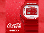 L'ancienne collaboration Casio G-Shock x Coca Cola - la DW5600CC23-4, photographiée avec les logos Coca-Cola et G-Shock sur un fond rouge. (Source de l'image : Casio - édité) 