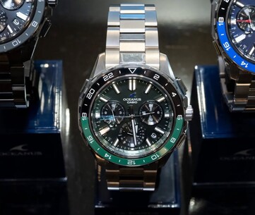 Montre Casio Oceanus OCW-P3000 verte vue de face, dotée d’un cadran vert et noir et d’une lunette en céramique bicolore.