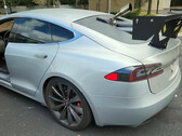 La Tesla a été équipée d'un vieux moteur diesel pour charger la batterie (image : WarpedPerception/YT)