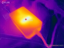 L'adaptateur secteur atteint une température de plus de 44 °C lorsque des charges exigeantes sont utilisées pendant de longues périodes