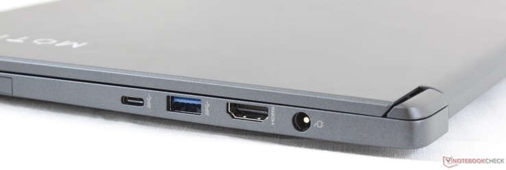 Côté droit : USB C, USB A 3.0, HDMI, entrée secteur.