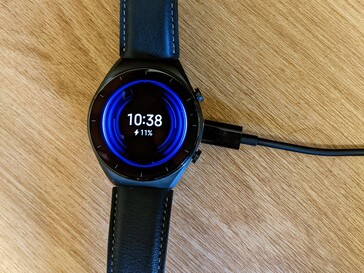 La Xiaomi Watch S1 se recharge sans fil via la norme Qi.