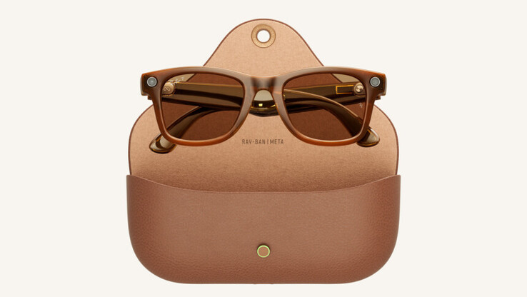 Lunettes intelligentes Ray-Ban Meta Wayfarer et leur étui de chargement.