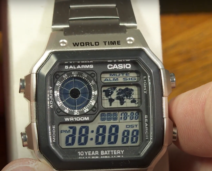 Les montres Casio de la série AE1200 disposent d'un mode diagnostic qui s'active lorsque vous appuyez simultanément sur les deux boutons de gauche et sur le bouton inférieur droit. (Source de l'image : Greg Anderson - The Good Timekeeper via YouTube)