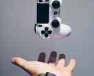 Même si la manette DualSense 2 de la PS6 devrait conserver la forme de la DualSense originale illustrée ici, Sony pourrait être en train de tester de nouvelles commandes capacitives.