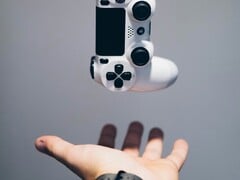 Même si la manette DualSense 2 de la PS6 devrait conserver la forme de la DualSense originale illustrée ici, Sony pourrait être en train de tester de nouvelles commandes capacitives.