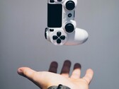 Même si la manette DualSense 2 de la PS6 devrait conserver la forme de la DualSense originale illustrée ici, Sony pourrait être en train de tester de nouvelles commandes capacitives.