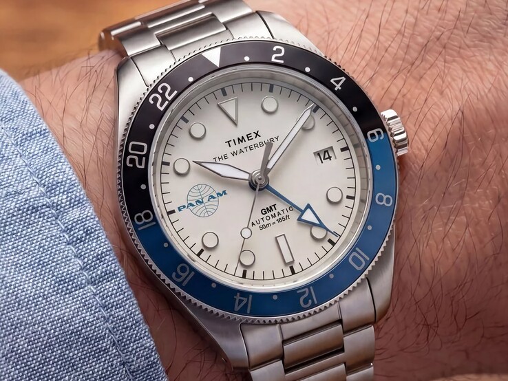 Montre Timex Pan Am Waterbury Automatic GMT portée au poignet