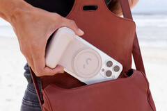 Le SnapGrip accroît la polyvalence de l'iPhone grâce à une poignée ergonomique et à un bouton d'obturateur d'appareil photo, entre autres caractéristiques. (Image source : ShiftCam)