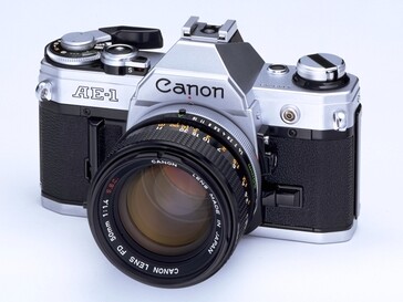 Le Canon AE-1 est un appareil photo reflex 35 mm plus léger datant du milieu des années 1970, doté d'une construction plus légère et d'une aide électronique. (Source de l'image : Musée de l'appareil photo Canon)