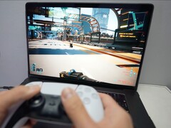 Une personne jouant à Cyberpunk 2077 sur un MacBook à l'aide d'une manette DualSense, illustrant les performances de jeu natives sur macOS. (Source de l'image : Andrew Tsai / YouTube)