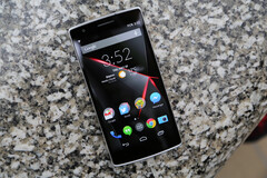 OnePlus a lancé le OnePlus One en 2014. (Source de l'image : The Next Web)