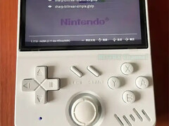 La dernière copie de Game Console semble moins ergonomique que l'Anbernic RG40XX V. (Source de l'image : via Nittrx)