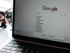 Ordinateur portable avec une fenêtre de navigateur ouverte et la page d'accueil de Google à l'écran