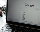 Ordinateur portable avec une fenêtre de navigateur ouverte et la page d'accueil de Google à l'écran